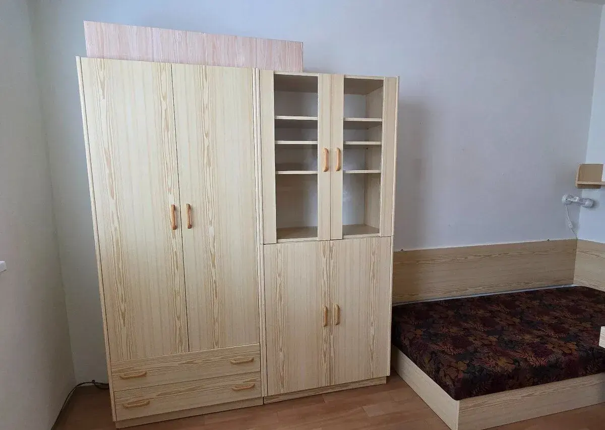 Skrine, postel, detska izba