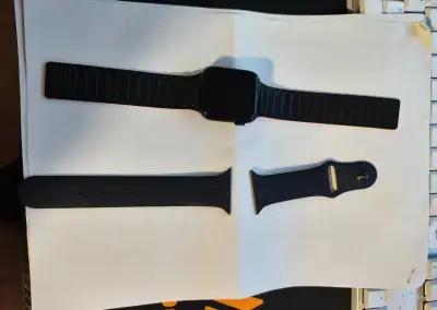 Názov inzerátu: Apple Watch SE 44mm (Čierne) + 2x náramok (O