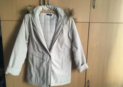 Dámska Bunda s kapucňou v: 40