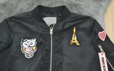 týlová čierna prechodná bunda bomber s nášivkami