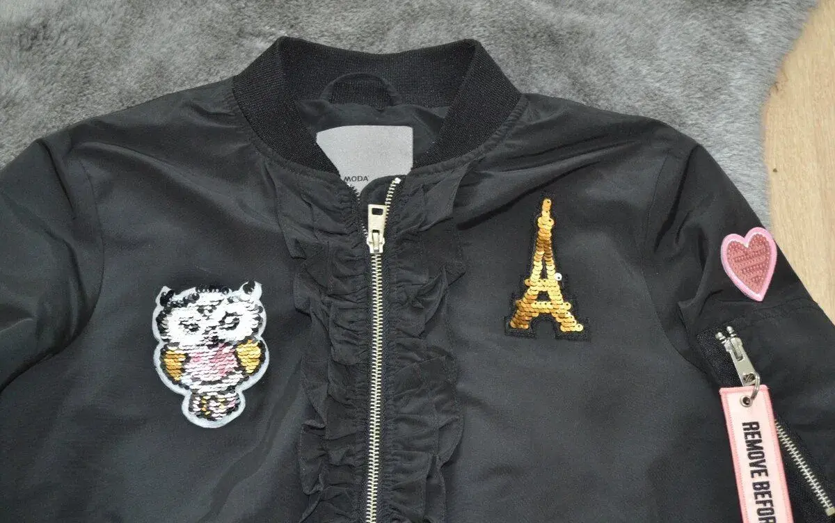 týlová čierna prechodná bunda bomber s nášivkami