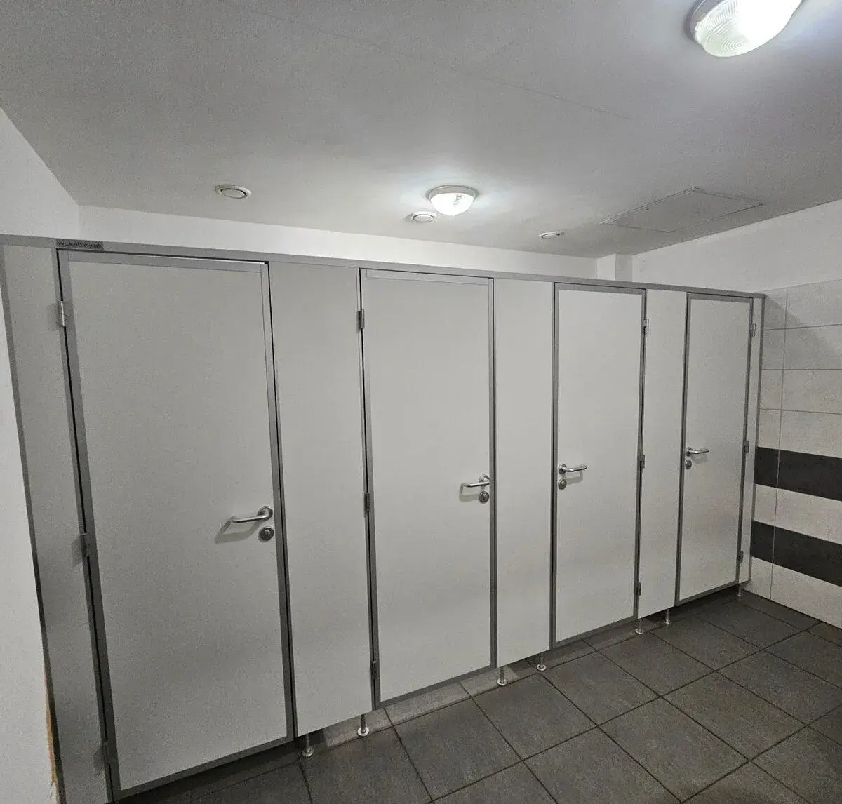 WC kabíny / predeľovače toaliet – 4 kabíny s dverami