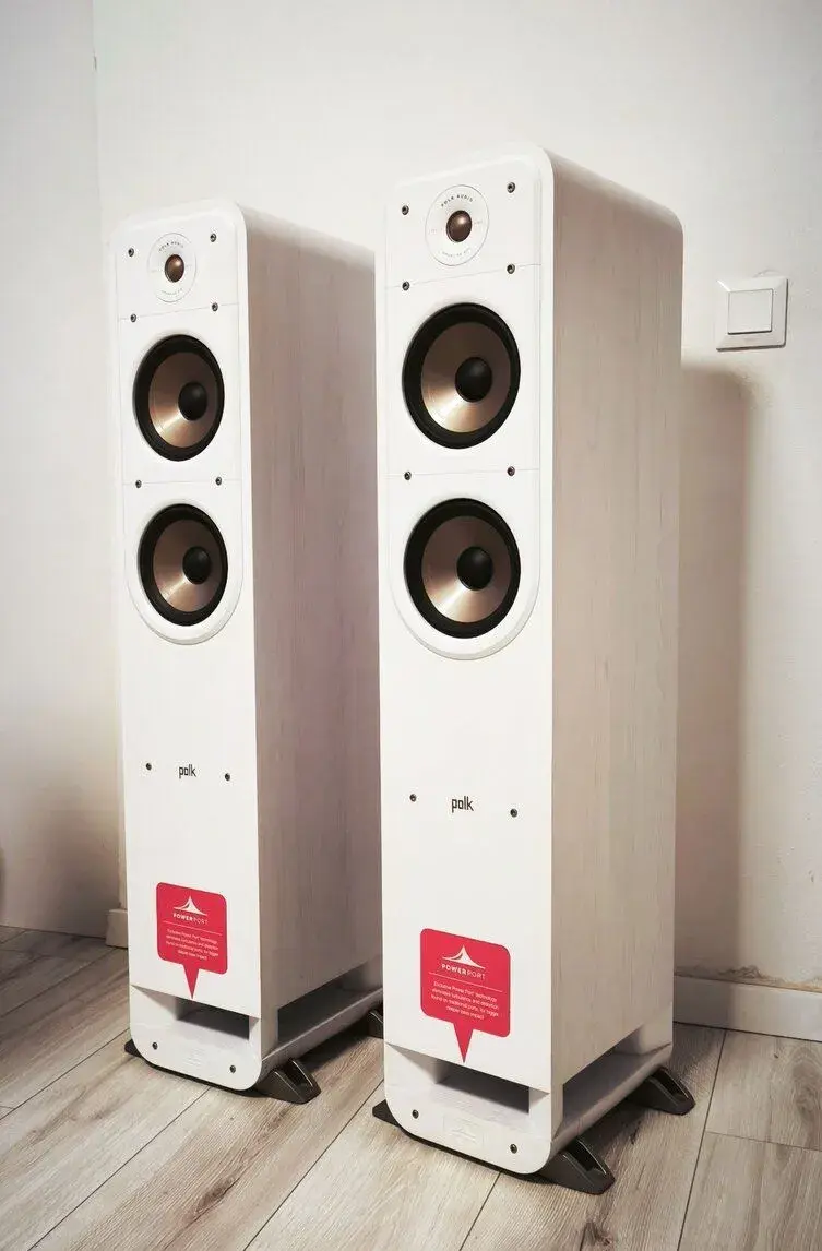 Polk Audio Signature S55e v bielej farbe. Сena je za pár