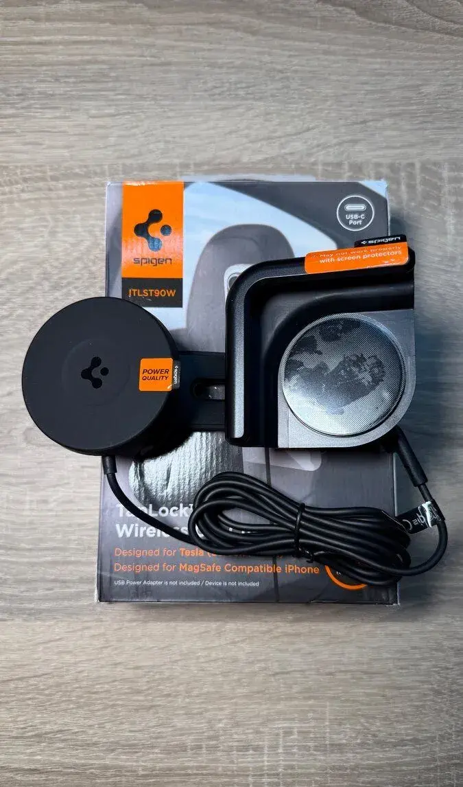 Qi2 nabíjačka / držiak Spigen TapLock Qi2 mount for Tesla