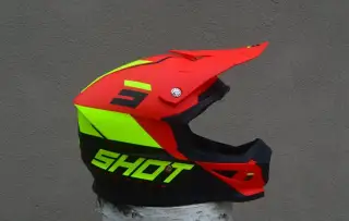 shot kvalitná prilba červená žltá fluo