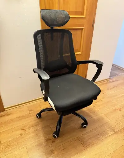 Ergonomická kancelárska stolička s opierkou na nohy