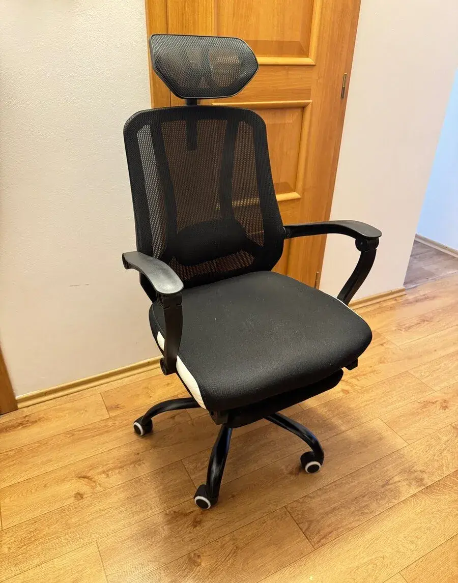 Ergonomická kancelárska stolička s opierkou na nohy