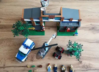 Lego City 4440 Policajná stanica v lese
