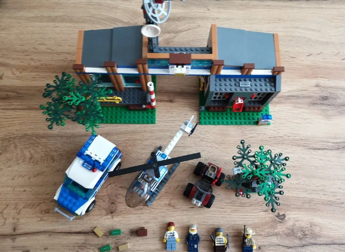Lego City 4440 Policajná stanica v lese