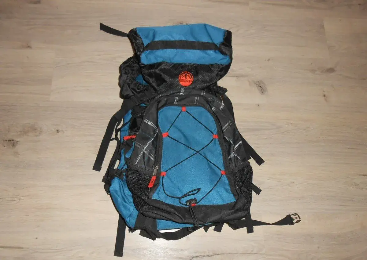 Raz pouzity turisticky batoh ADVENTURIDGE