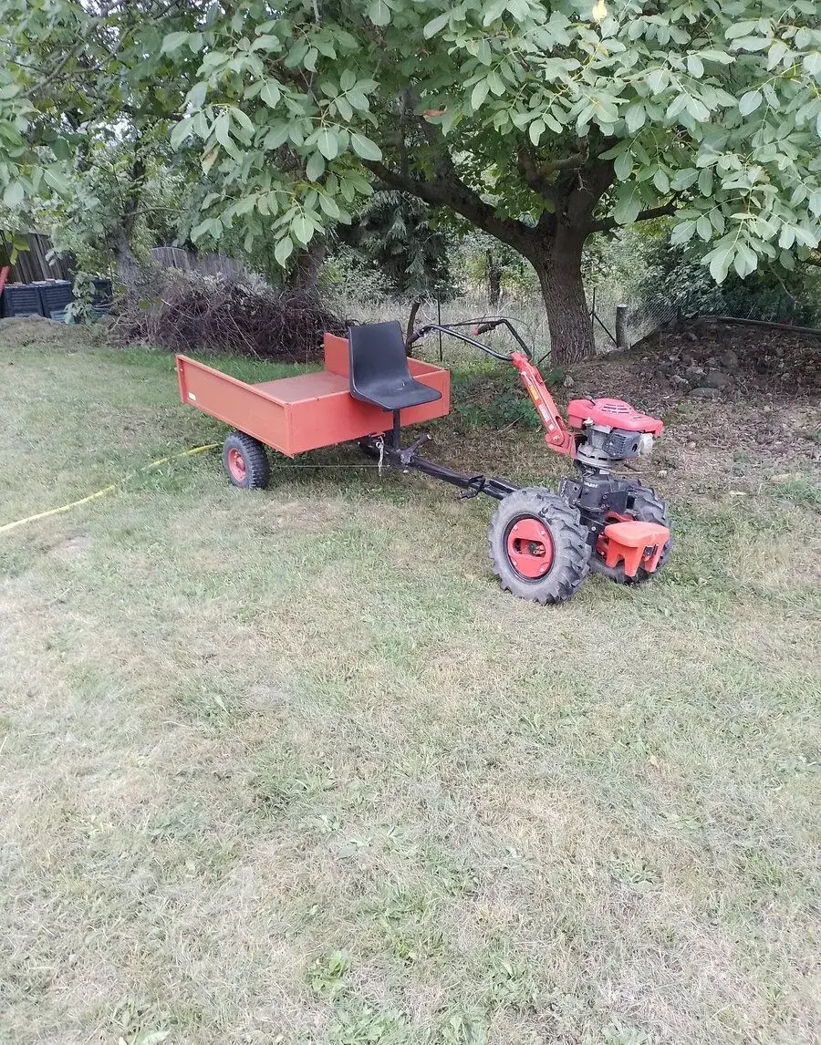 Malotraktor Vari s motorom Honda.