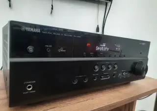 Čierny 5.1 AV receiver Yamaha RX-V 475