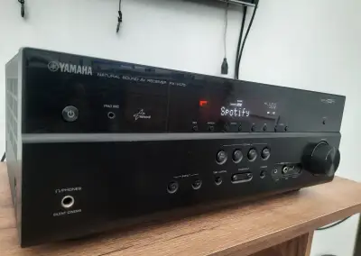 Čierny 5.1 AV receiver Yamaha RX-V 475