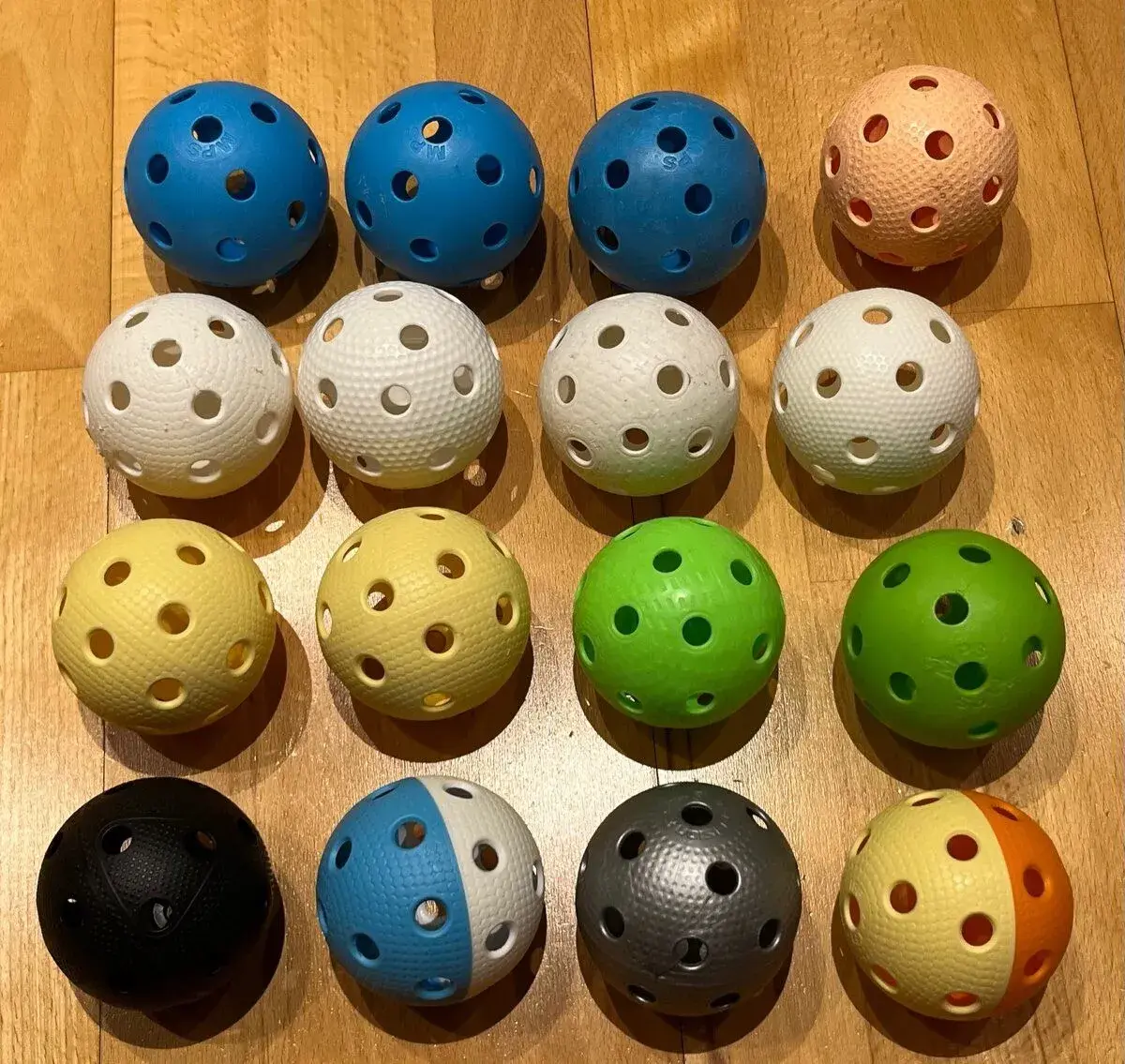 16x floorball loptičky – mix farieb