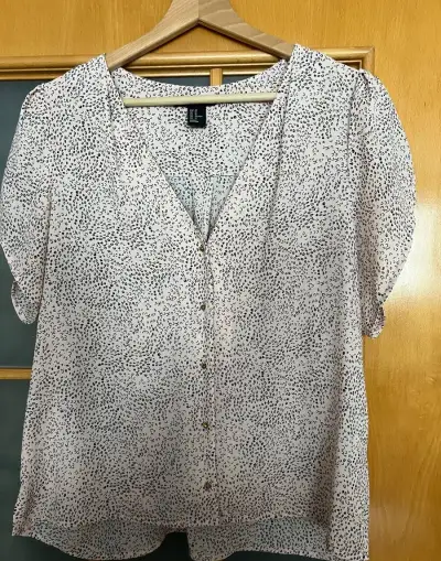 Ružovú blúzku s krátkym rukávom