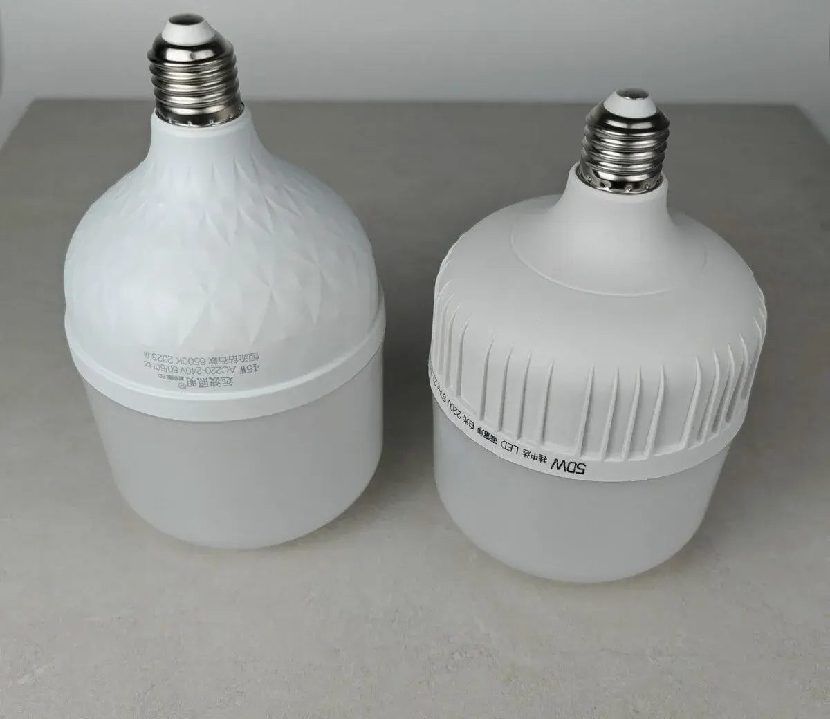 50W a 45W LED žiarovka