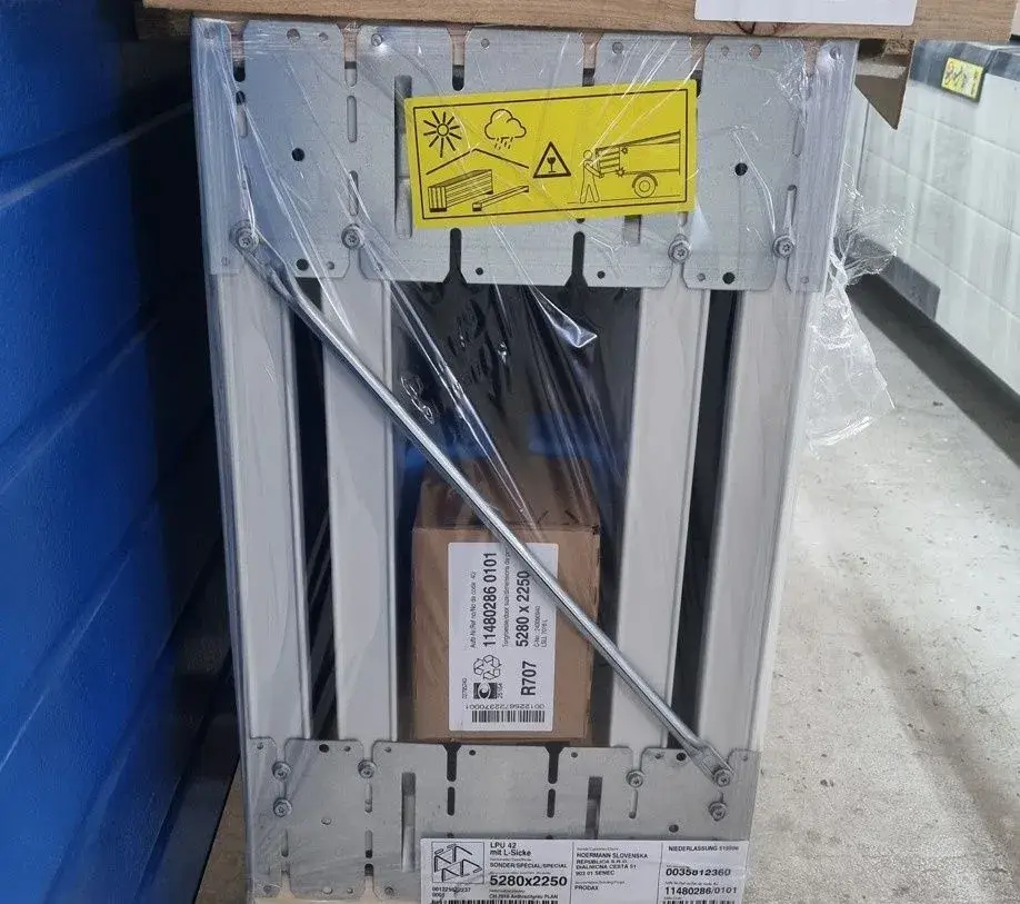 Garážová brána Hörmann LPU42, 5280x2470mm, CH7016, motor P4