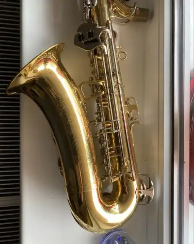 alt saxofón CORTON Amati-zľava