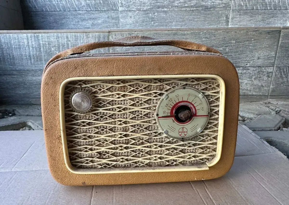 Retro rádio Tesla 2800B