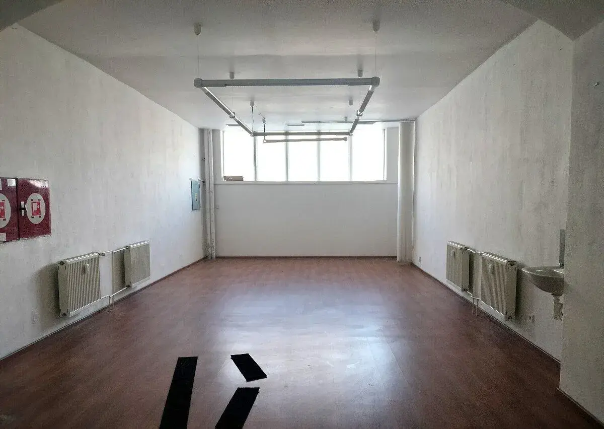 Na prenájom priestor na Kukučínovej aj s parkovaním