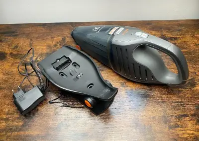 Ručný vysávač Electrolux ZB6106WDB