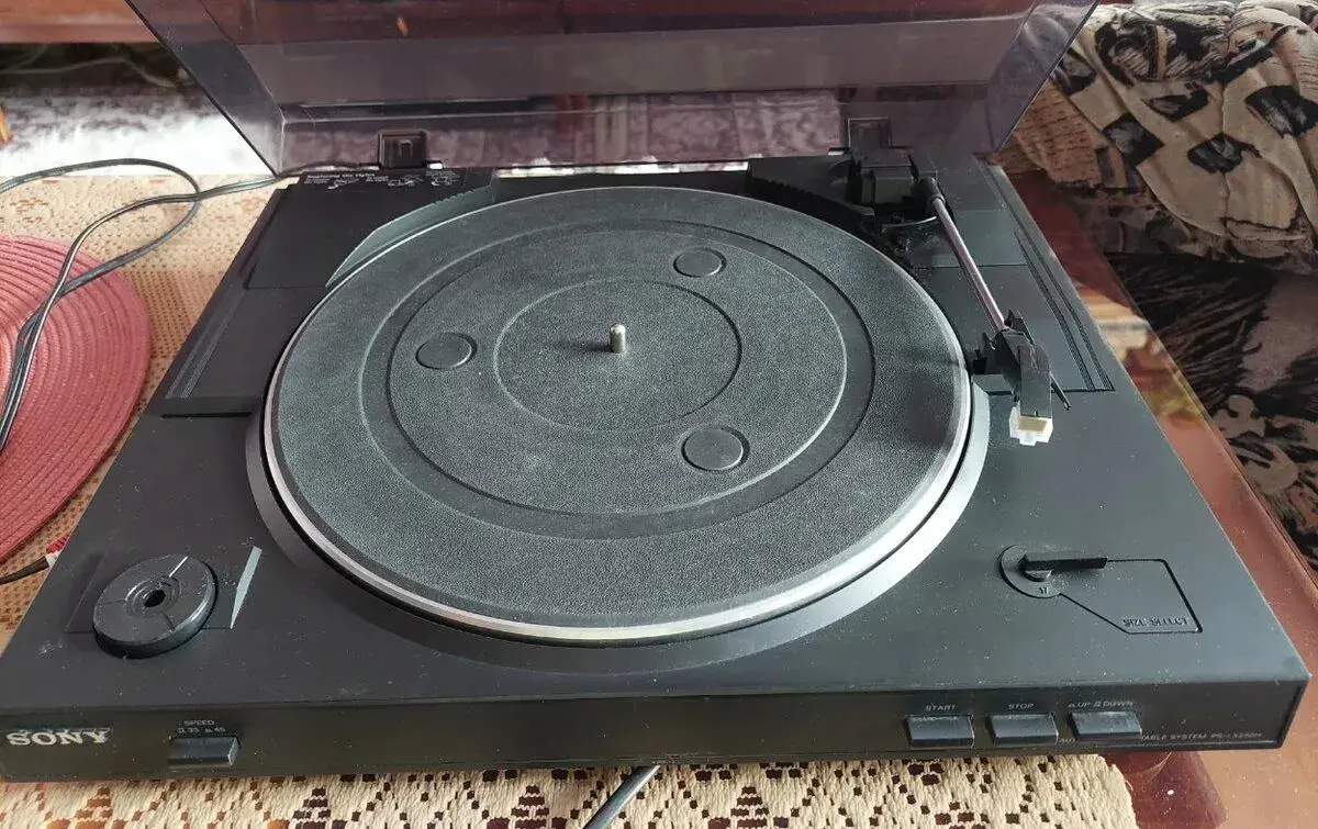 Gramofón Sony PS-LX250H – plne funkčný, výborný stav