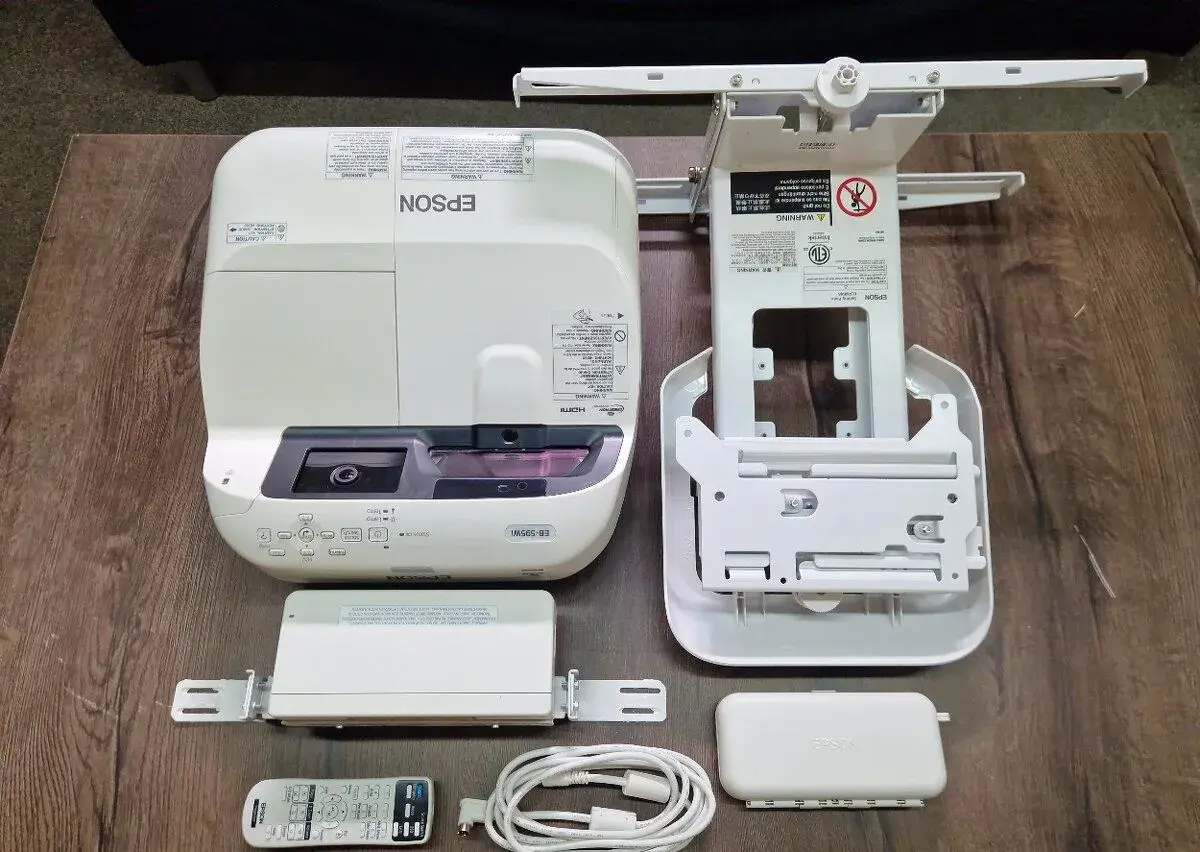 Epson EB-595Wi + držiak + komplet dotyková sada s perami