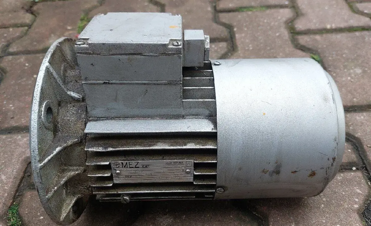 Motor s brzdou