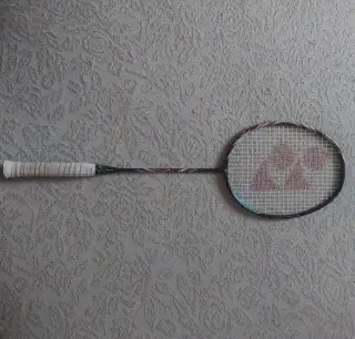 Bedmintonovu raketu Yonex astrox 100 game