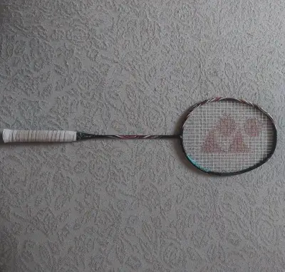 Bedmintonovu raketu Yonex astrox 100 game