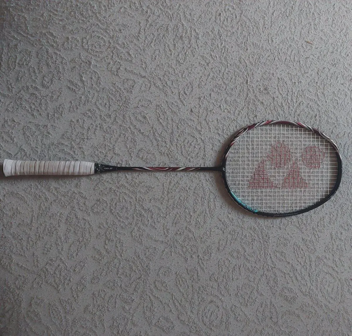 Bedmintonovu raketu Yonex astrox 100 game