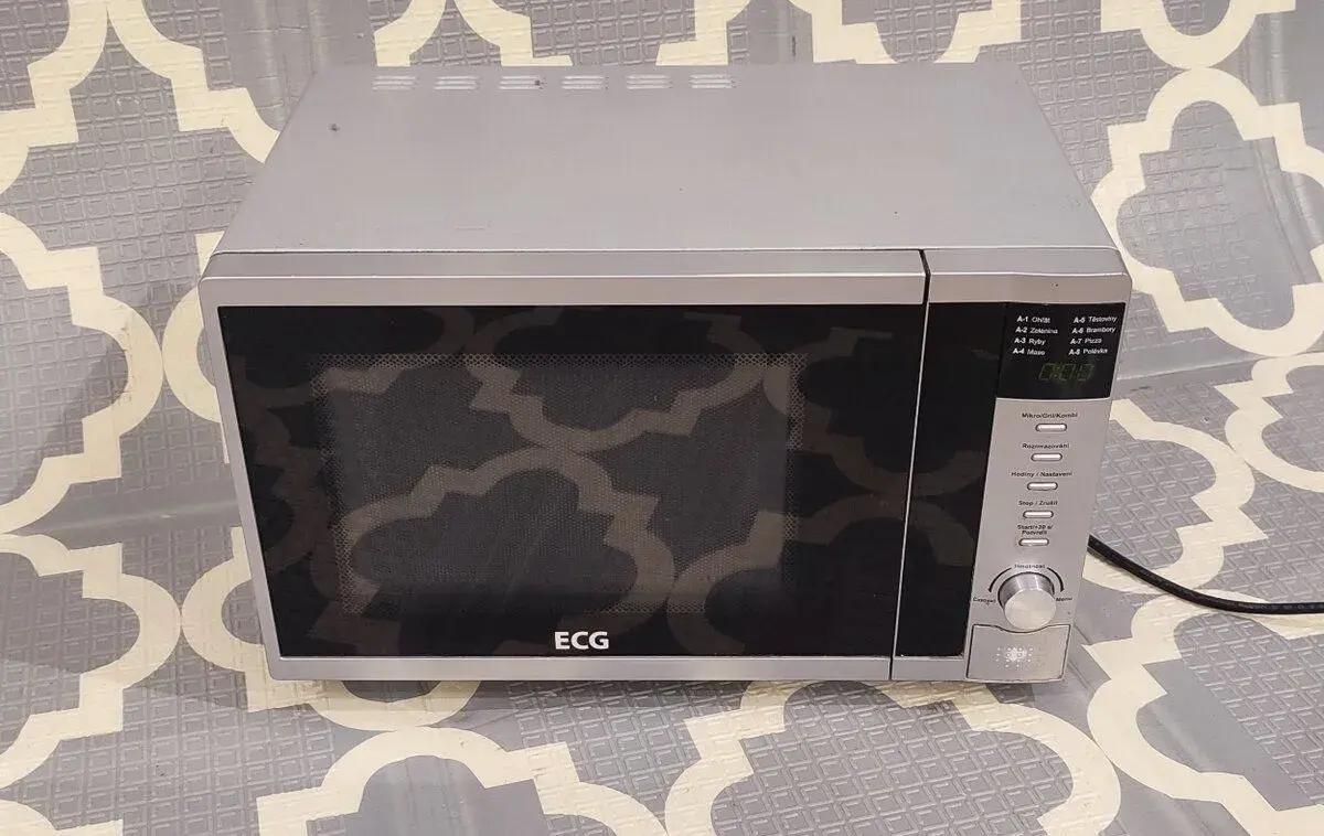 Mikrovlnná rúra ECG s grilom