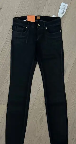 Hugo Boss W27L34 ako kožené