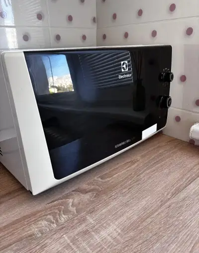 Mikrovlnná rúra Electrolux s grilom