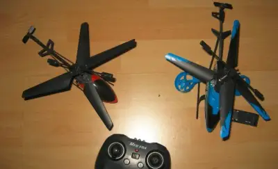 dva RC vrtuľníky (cerveny je ako novy s DO, modry na diely)