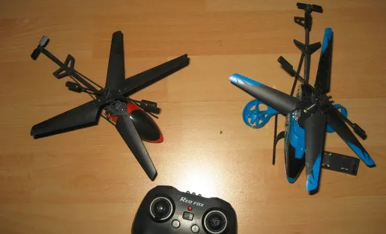 dva RC vrtuľníky (cerveny je ako novy s DO, modry na diely)