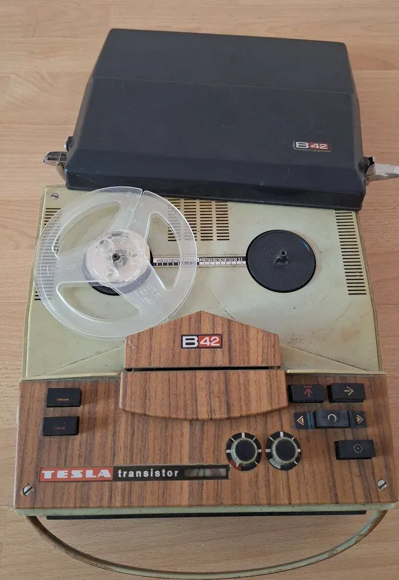 Tesla Sonet B42 transistor – retro kotúčový magnetofón