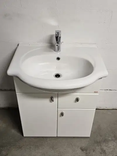 Kúpeľňová skrinka s umývadlom + batéria Hansgrohe Focus