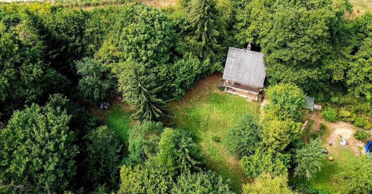 Záhradou (758 m²) s murovanou chatou v obci Sokoľ - Uhrinč