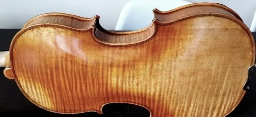 husle 4/4 model Stradivari ( gold-orange oil)