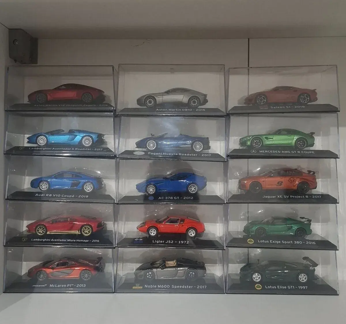 Modely aut 1:43 Lamborghini, Mercedes, Aston Martin, Audi.