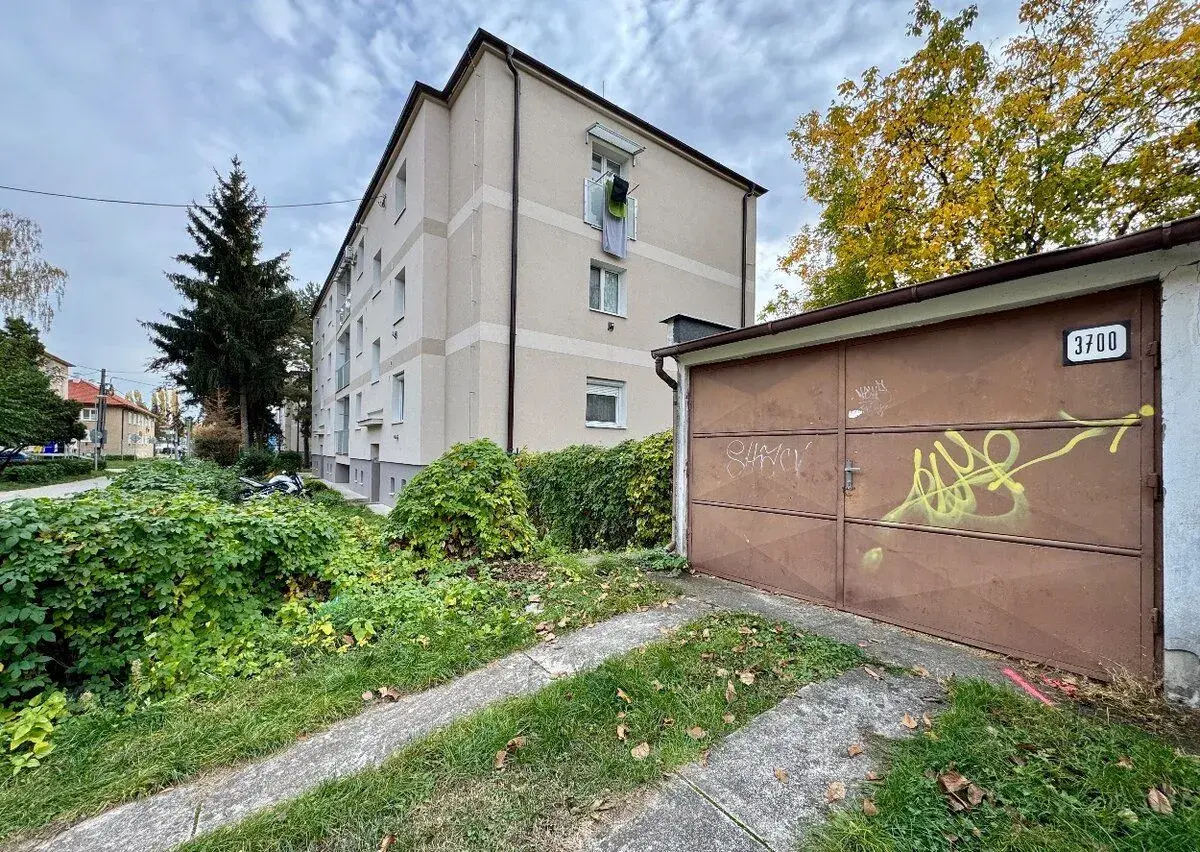 NA PREDAJ – MUROVANÁ GARÁŽ S ELEKTRINOU | 21 m²