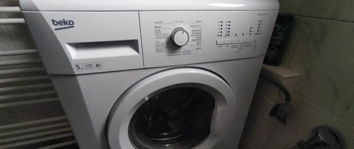 Spredu plnenú automatickú práčku Beko