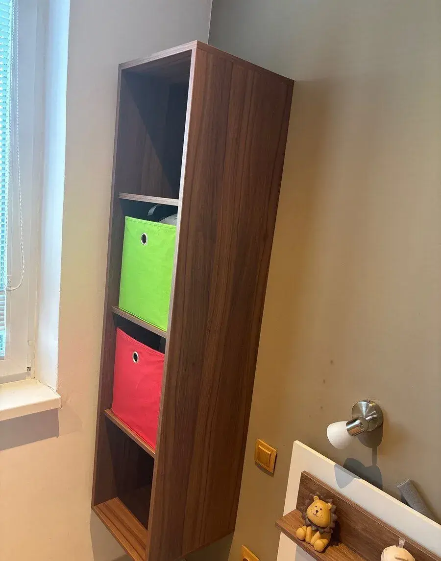 Zavesny regal vo farbe orech dijon