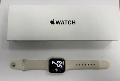 Apple Watch SE 3 40mm Starlight