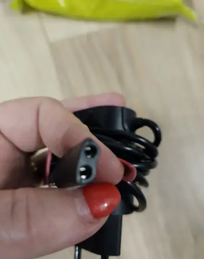 Nabíjačka na holiaci strojček
