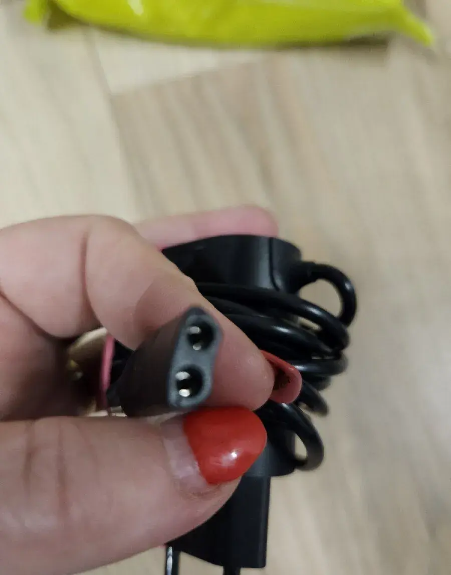 Nabíjačka na holiaci strojček