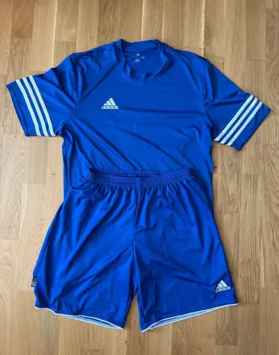 ADIDAS dresy a kraťasy
