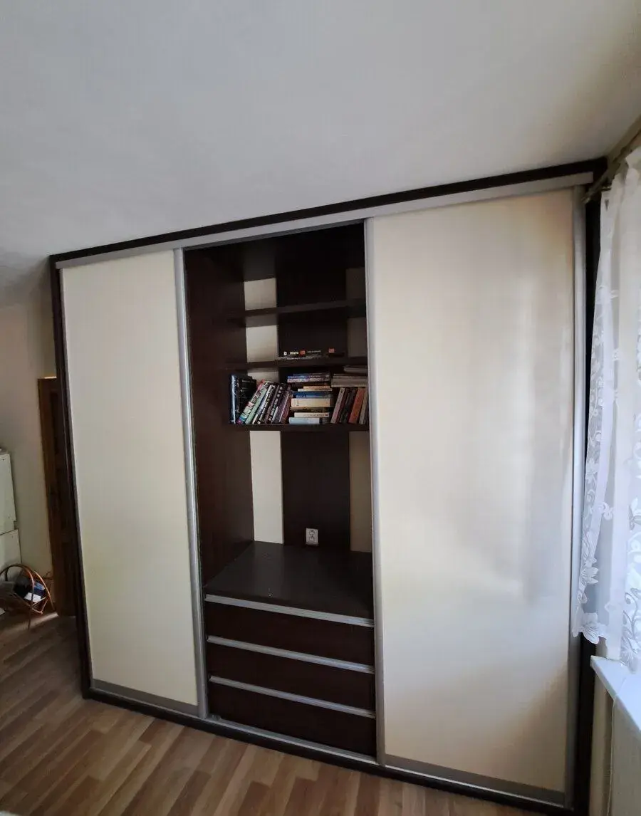Vstavaná skriňa