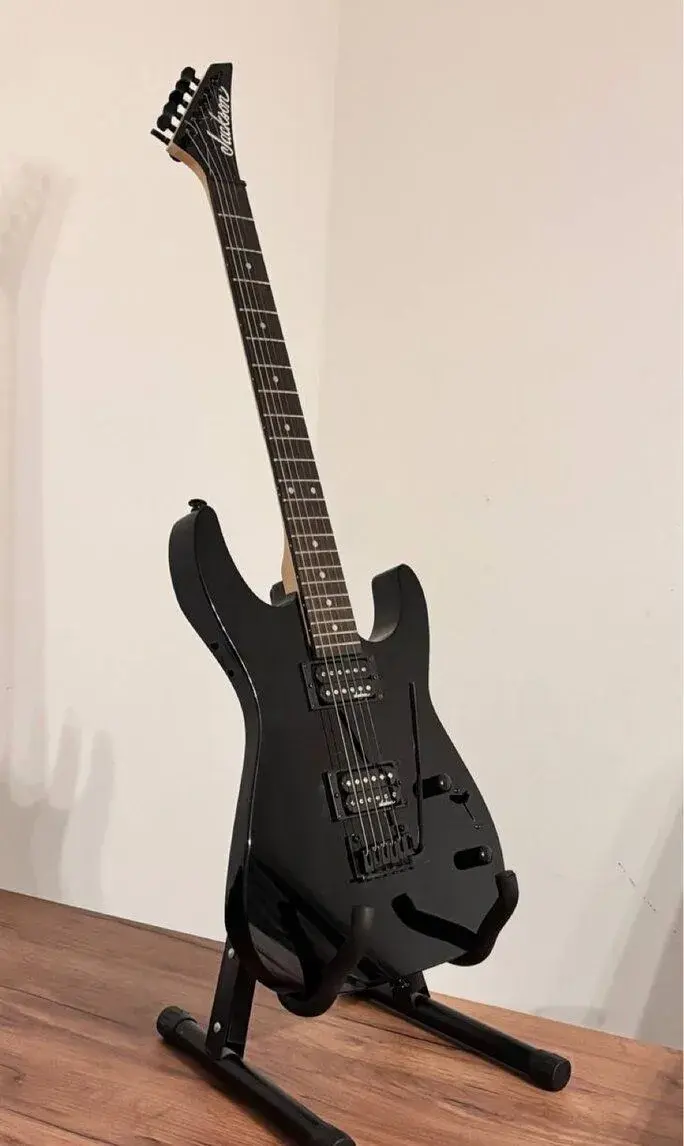 Elektrická gitara Jackson JS11 Dinky + stojan a výbava